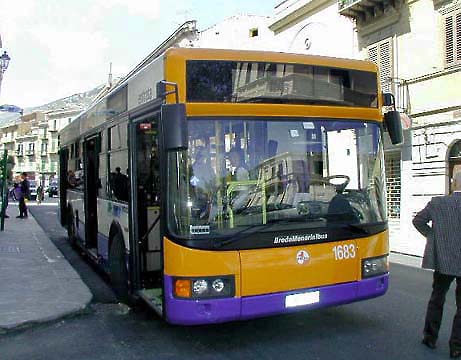 �N���b�N����ƌ��̃y�[�W�֖߂�܂�