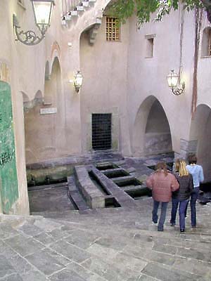 �N���b�N����ƌ��̃y�[�W�֖߂�܂�