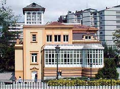 �ʐ^���N���b�N����Ɗg��摜�������܂�